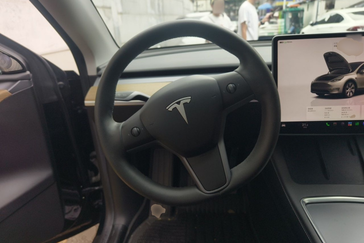 Tesla Model Y 2023 car image #11