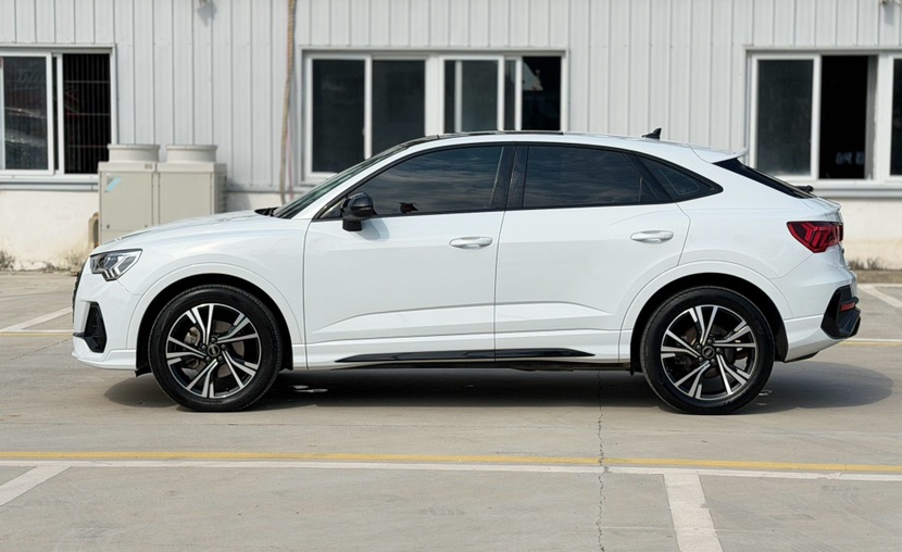 Audi Q3 2023 car image #3