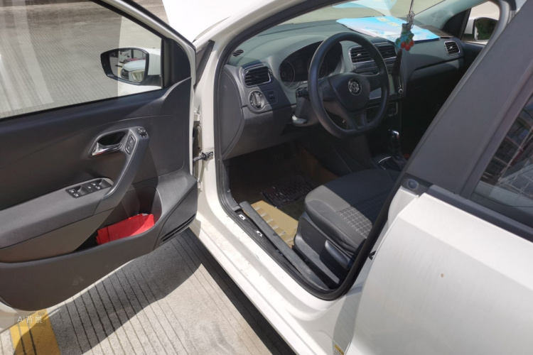 Volkswagen Polo 2015 car image #18