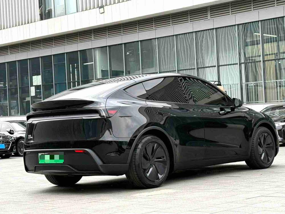 Tesla Model Y 2025 car image #5