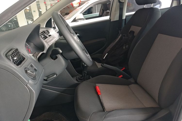 Volkswagen Polo 2015 car image #15