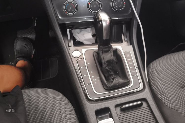Volkswagen Golf 2018 car image #16