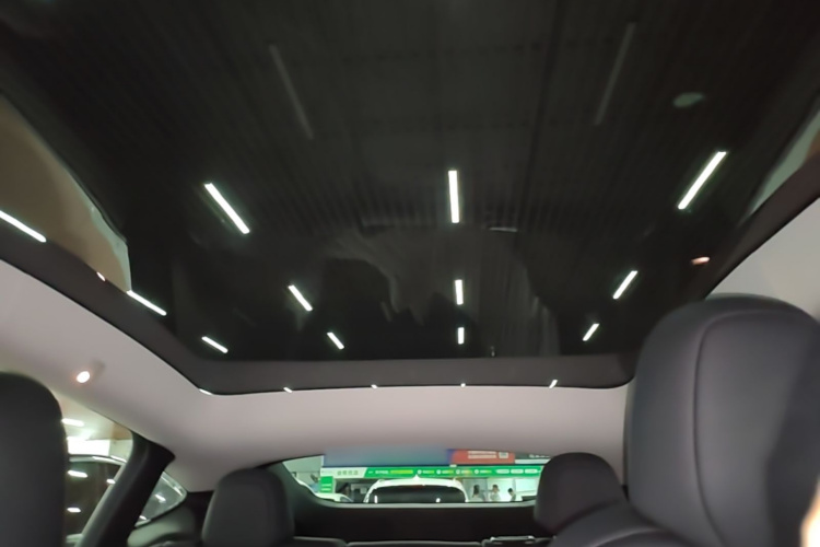 Tesla Model Y 2023 car image #18
