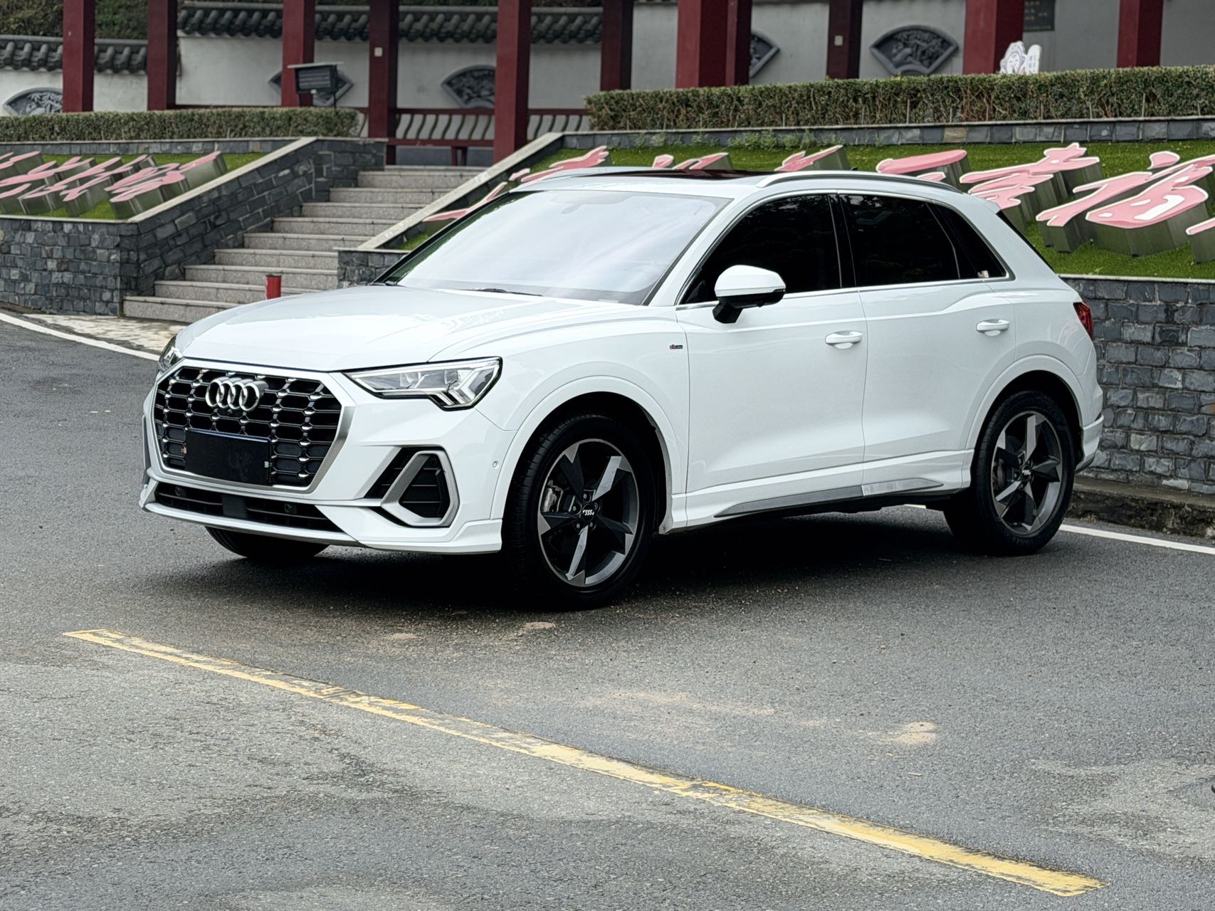 Audi Q3 2022 car image 
