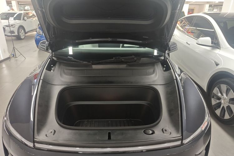 Tesla Model Y 2025 car image #20