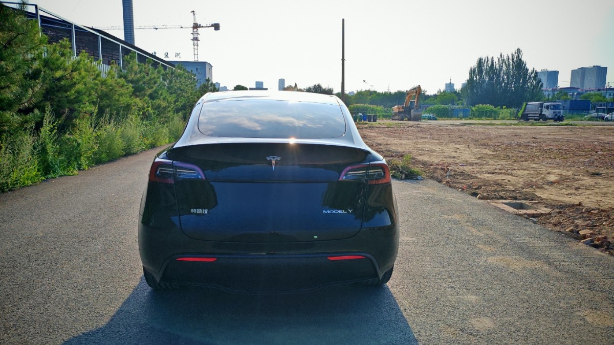Tesla Model Y 2024 #4 Tesla Model Y 2024 car image #4