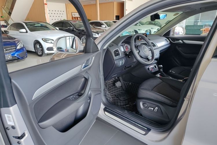 Audi Q3 2018 immagine di auto #16