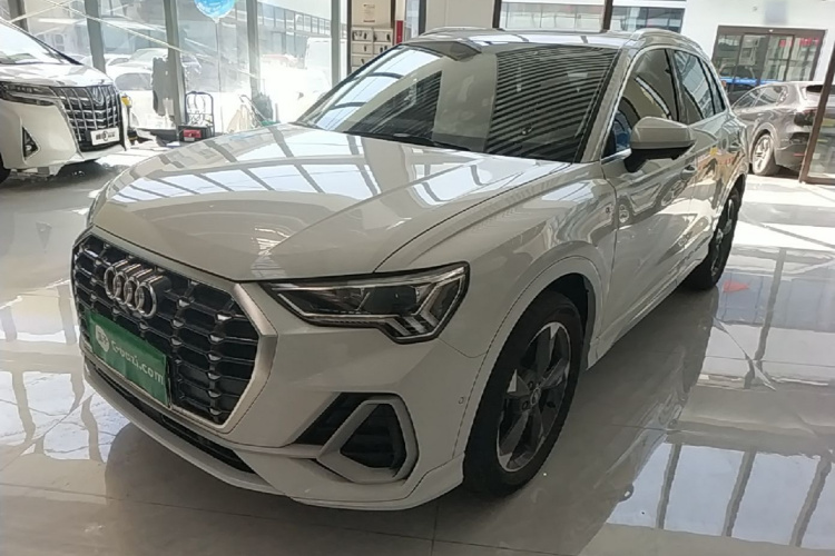 Audi Q3 2021 car image #2