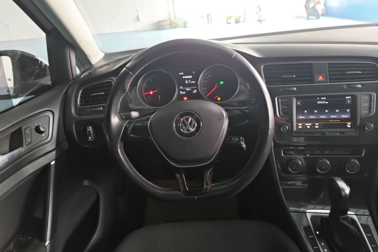 Volkswagen Golf 2017 car image #11