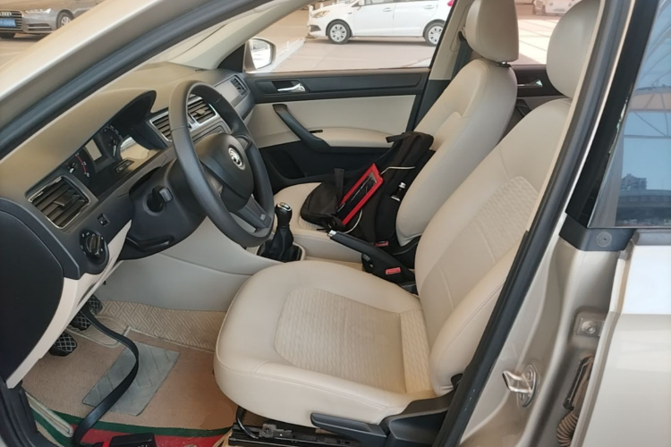 Skoda Rapid 2014 image de voiture #18