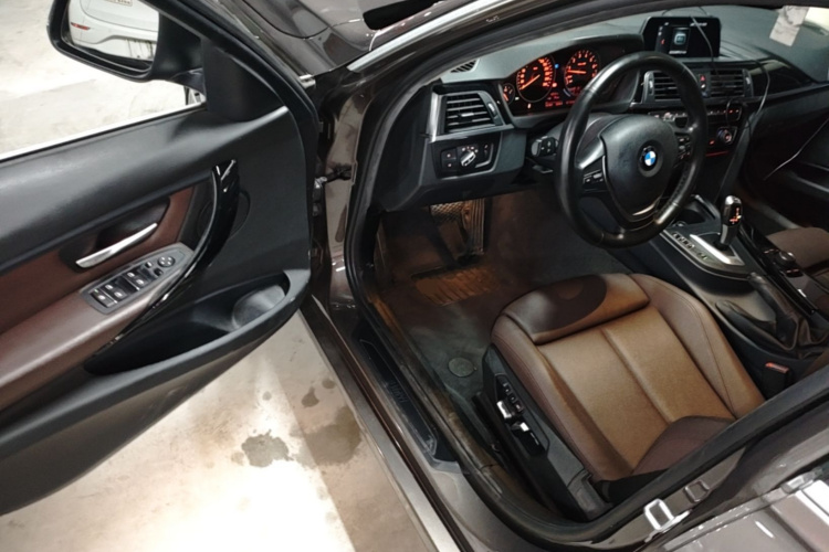 BMW 3 Series 2018 car image #16