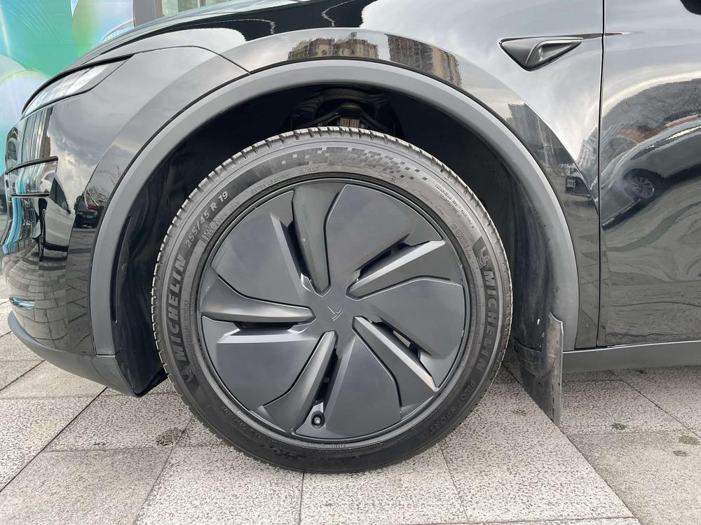 Tesla Model Y 2025 #10 Tesla Model Y 2025 car image #10