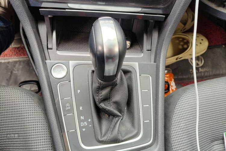 Volkswagen Golf 2020 car image #16