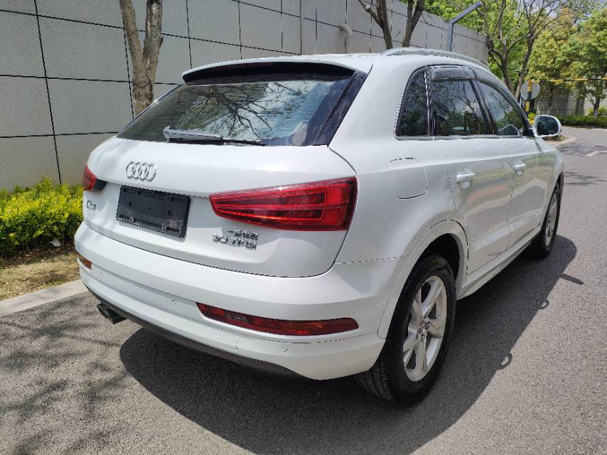 Audi Q3 2019 car image #10