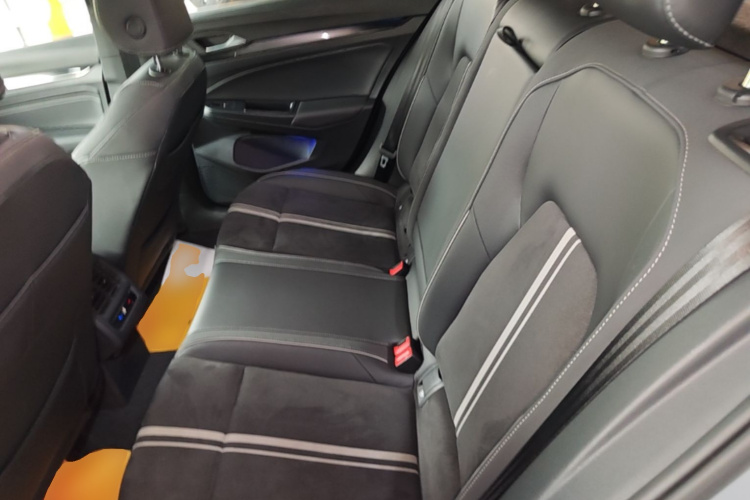 Volkswagen Golf 2021 car image #17