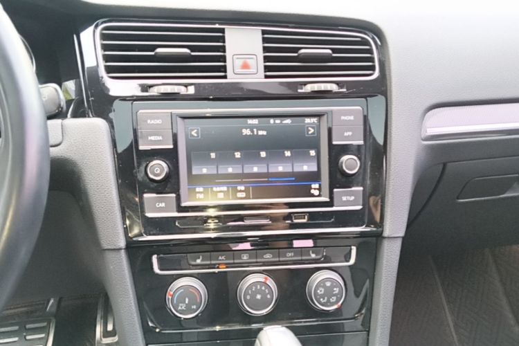 Volkswagen Golf 2018 car image #13