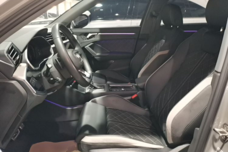 Audi Q3 2025 immagine di auto #15