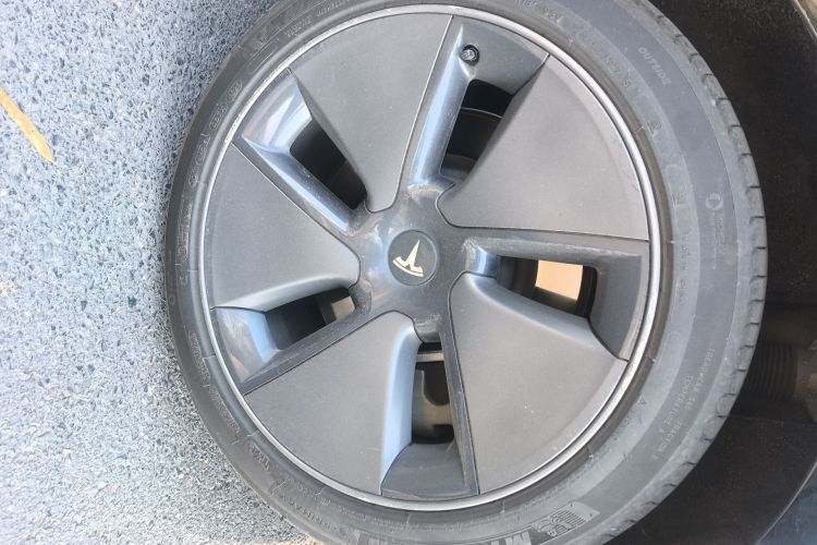 Tesla Model 3 2023 car image #9