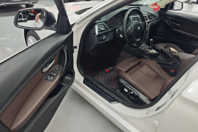BMW 3 Series 2018 car image #12
