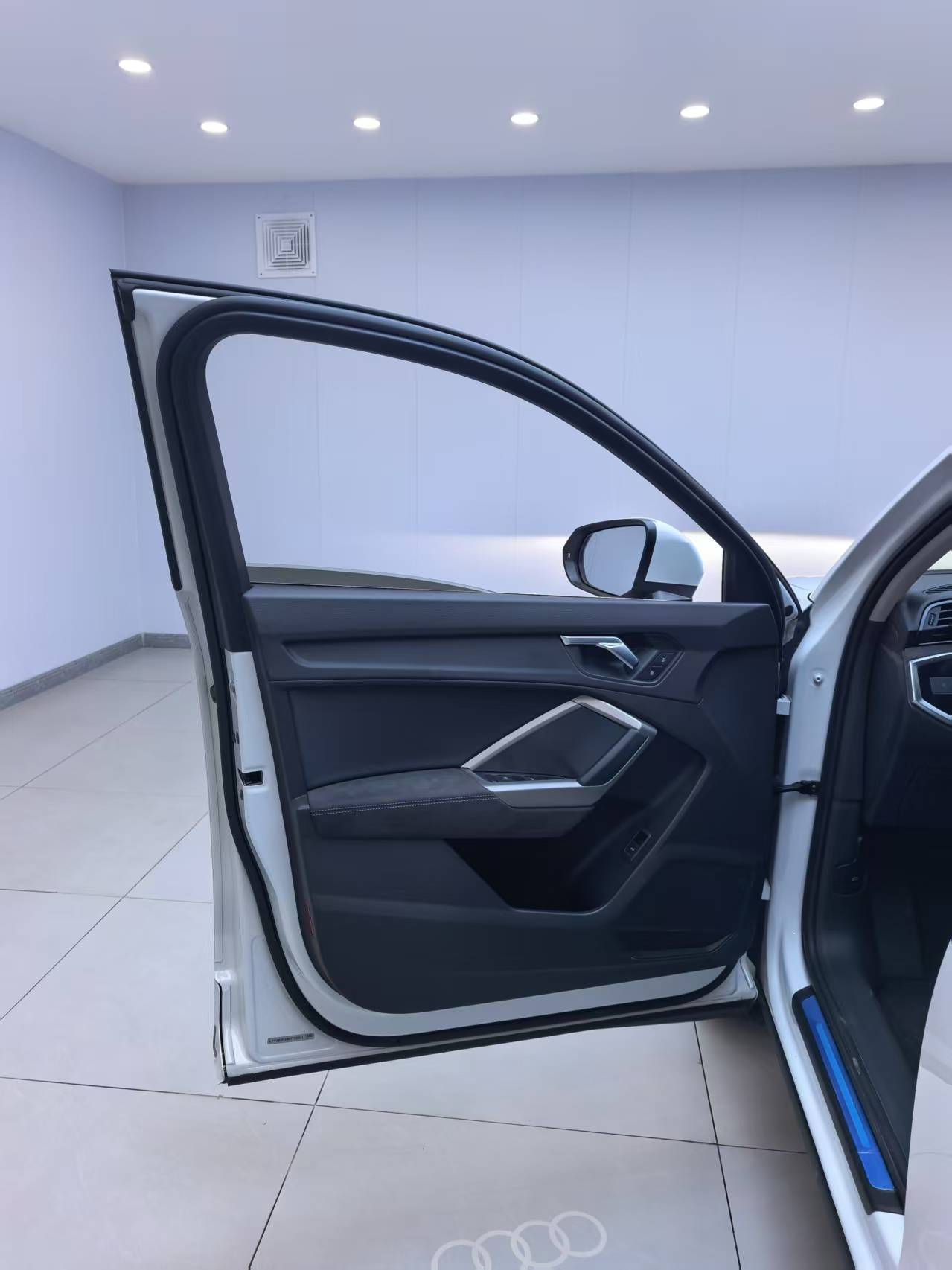 Audi Q3 2022 car image #17