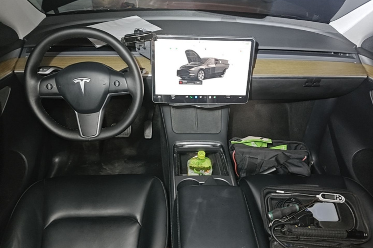 Tesla Model Y 2022 immagine di auto #10