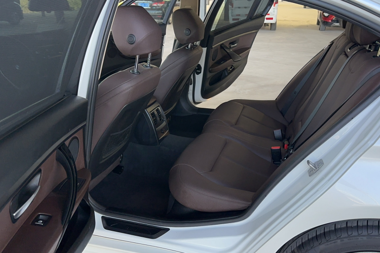 BMW 3 Series 2018 immagine di auto #9