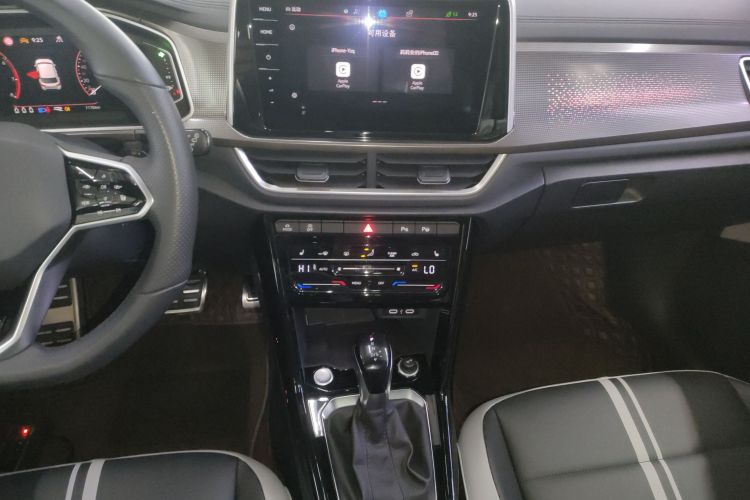Volkswagen T-Roc 2023 car image #17