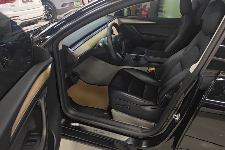 Tesla Model Y 2021 immagine di auto #16