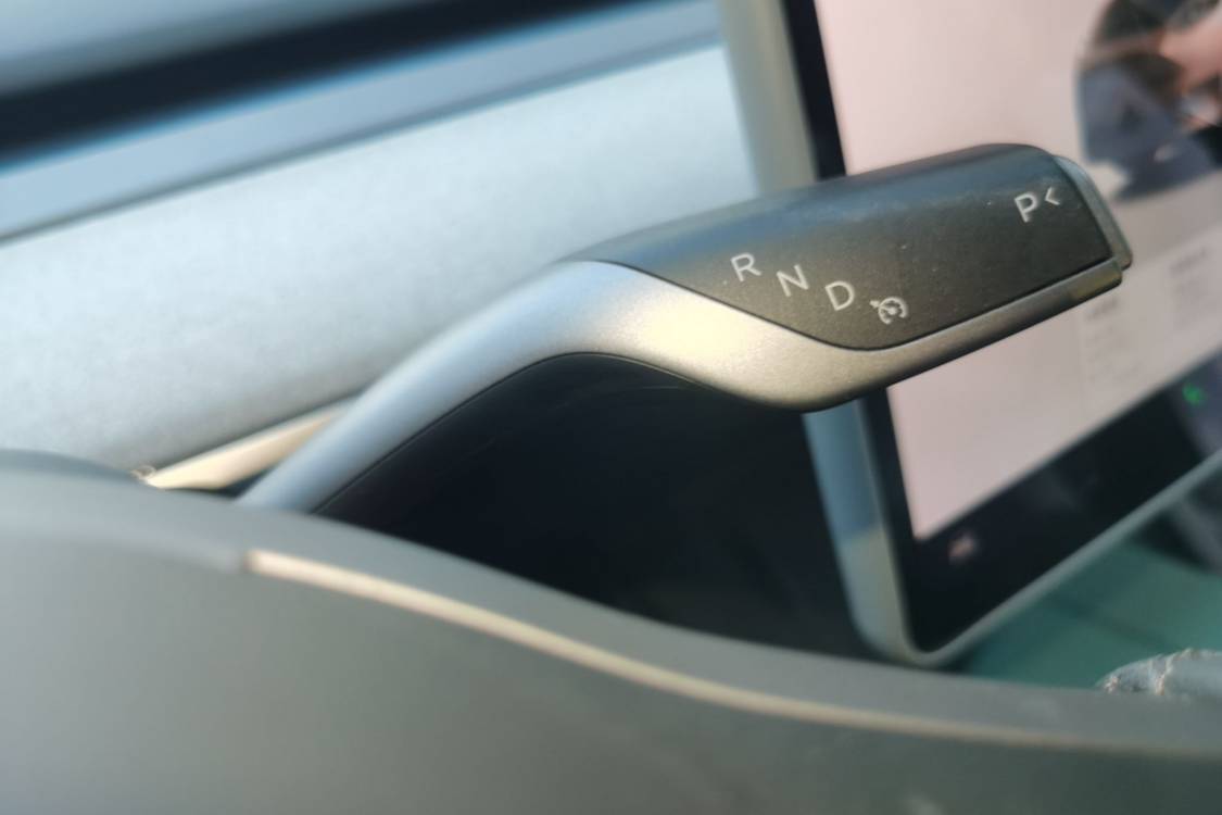 Tesla Model Y 2025 immagine di auto #27