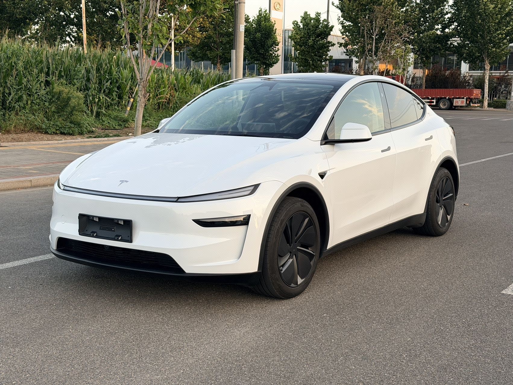 Tesla Model Y 2025 Tesla Model Y 2025 car image