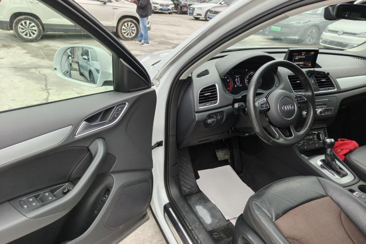 Audi Q3 2018 صورة سيارة #16