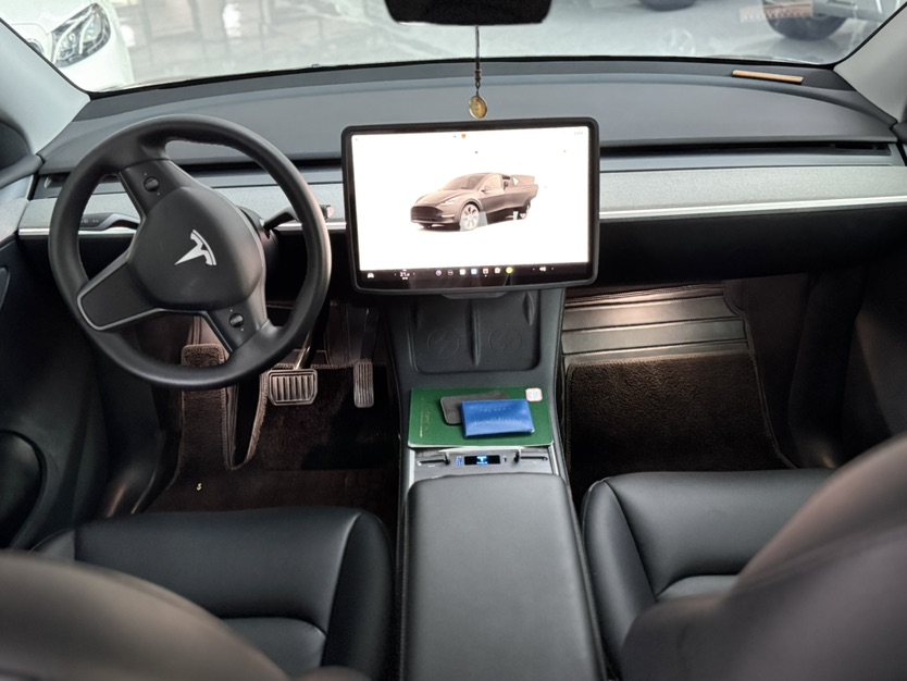 Tesla Model Y 2023 car image #4