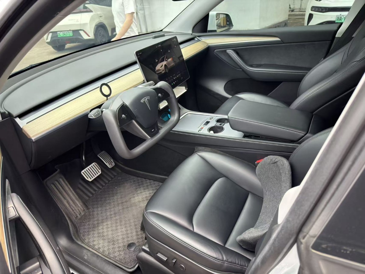 Tesla Model Y 2023 car image #7