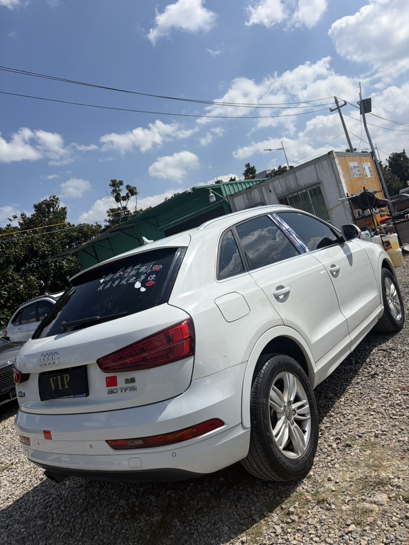 Audi Q3 2017 car image #9