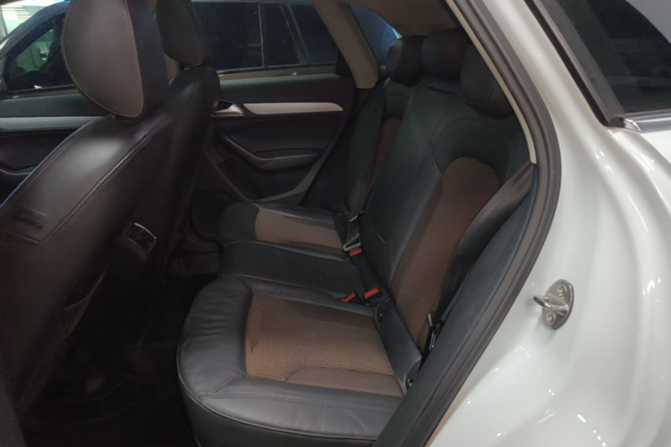 Audi Q3 2017 car image #17