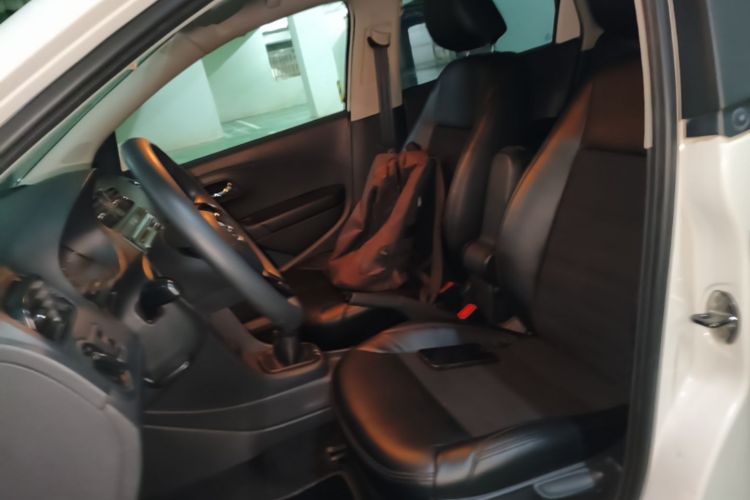 Volkswagen Polo 2015 car image #15