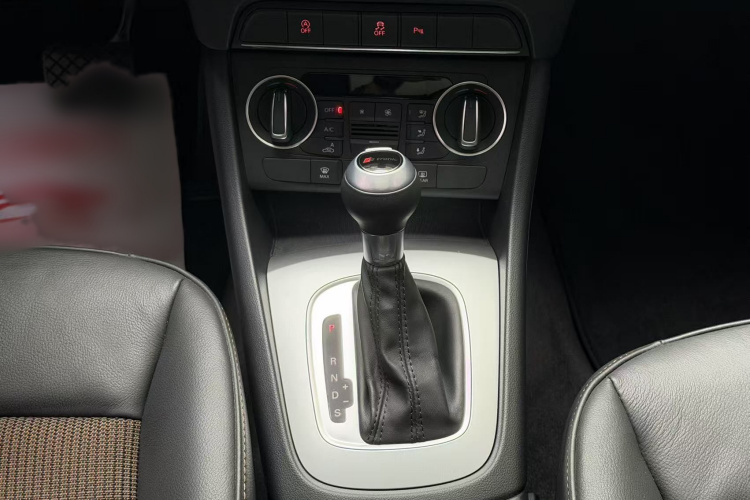 Audi Q3 2019 car image #14