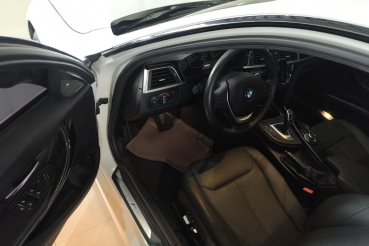BMW 3 Series 2017 car image #16