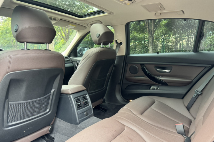 BMW 3 Series 2019 car image #10