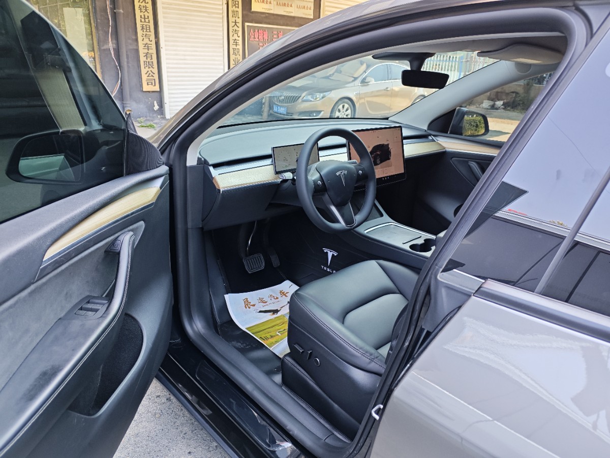 Tesla Model Y 2023 car image #4