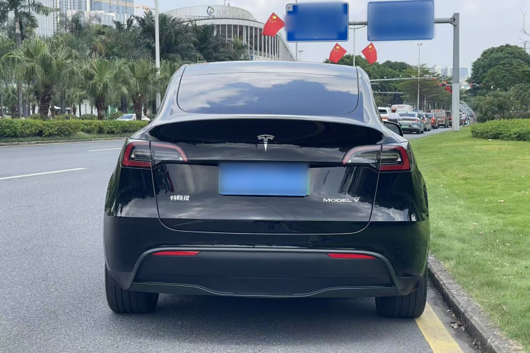 Tesla Model Y 2023 #4 Tesla Model Y 2023 car image #4