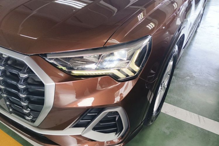 Audi Q3 2019 car image #23
