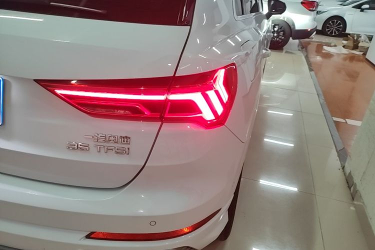Audi Q3 2022 car image #8