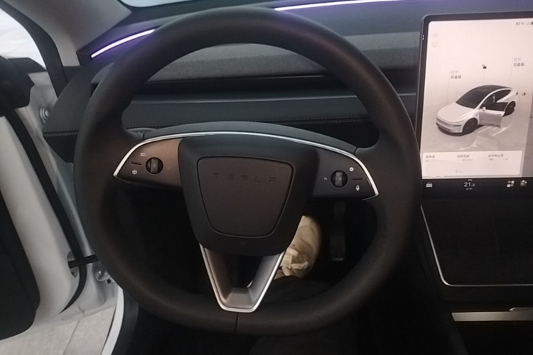 Tesla Model Y 2025 #11 Tesla Model Y 2025 car image #11