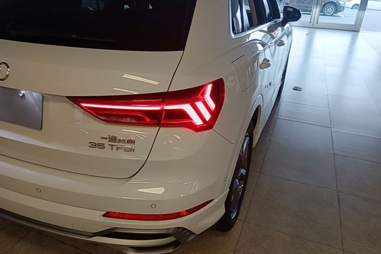 Audi Q3 2021 car image #8