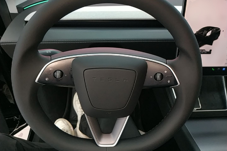 Tesla Model Y 2025 #11 Tesla Model Y 2025 car image #11