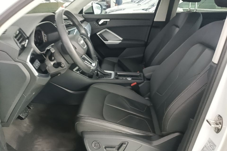 Audi Q3 2020 car image #19