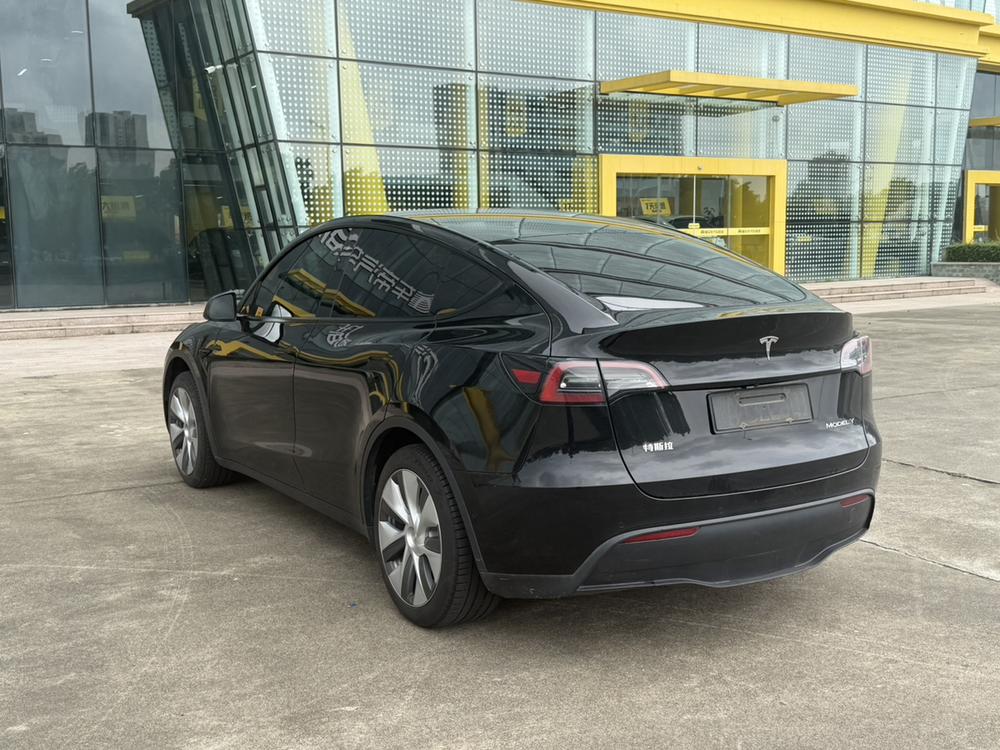 Tesla Model Y 2023 car image #4