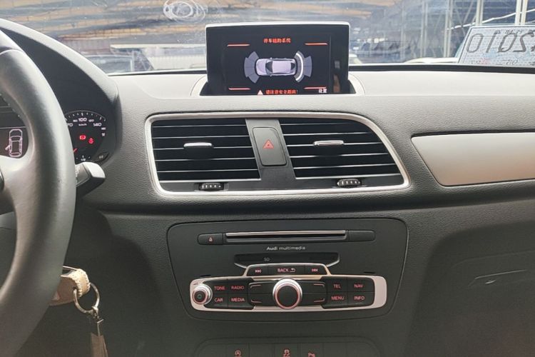 Audi Q3 2018 car image #13