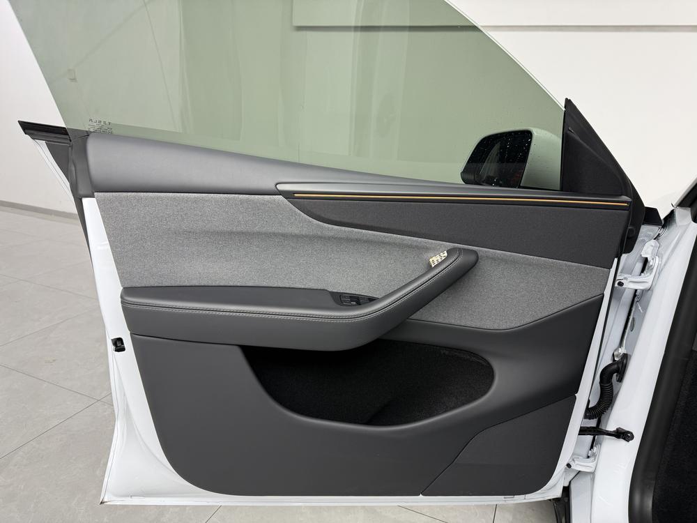Tesla Model Y 2026 #14 Tesla Model Y 2026 immagine di auto #14